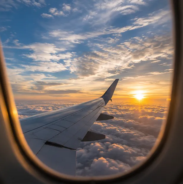 Pasajero revisando en su teléfono precios de vuelos baratos en un aeropuerto