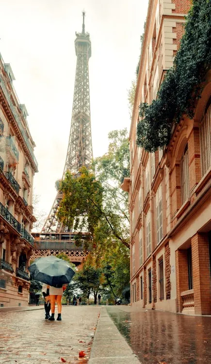 Pareja disfrutando sus vacaciones en París organizadas por agencia de viajes